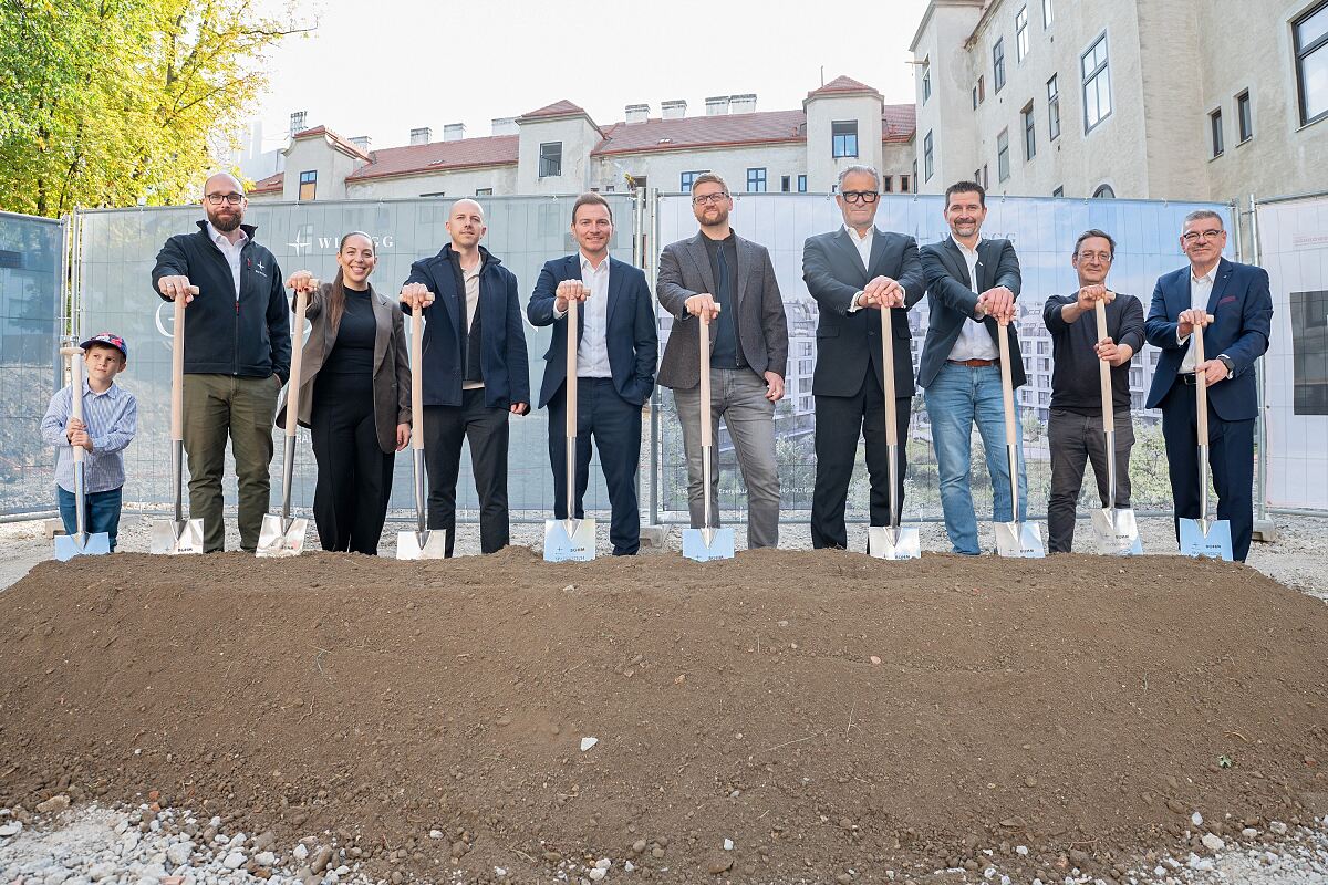 V.l.n.r.: BM DI Kevin Soemmer (WINEGG), Sabrina Najjar (WINEGG), BM Ing. Christoph Steppan (WINEGG), DI Hannes Speiser (WINEGG), Arch. DI Michael Mossburger (Mossburger Architekten), Erwin Atzmüller (Raiffeisenbank Region Baden), Ing. Christian Los (Böhm BiB) , DI Christian Hoffmann (Mossburger Architekten), Thomas Gapp (BTV Vier Länder Bank)    