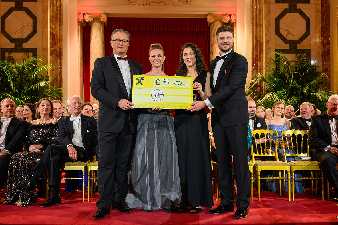 Scheckübergabe an Charity Projektgewinner des Immobilienballs 2023