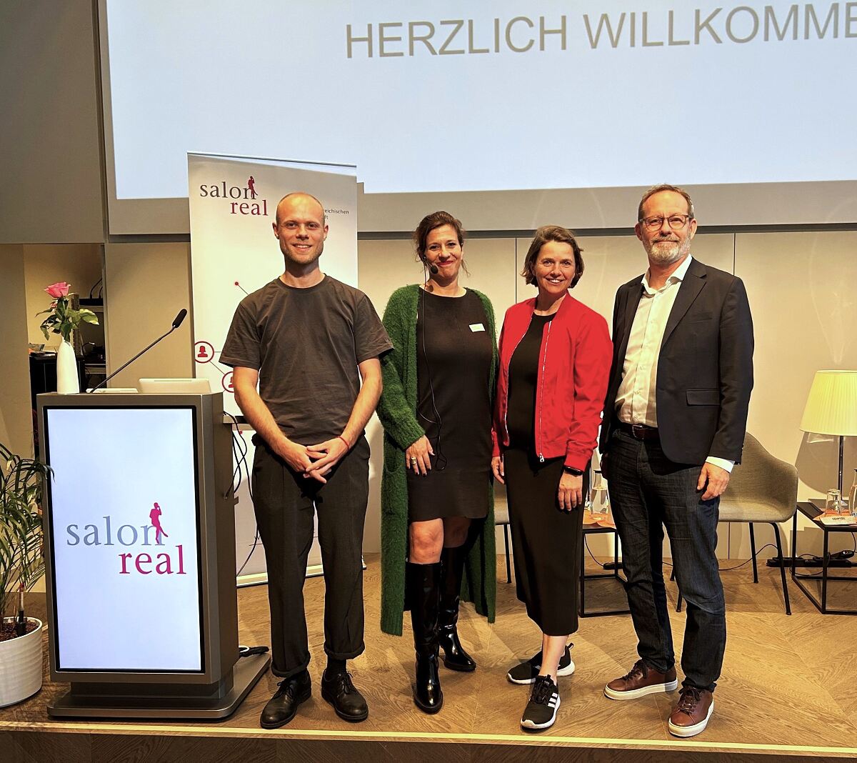 V.l.n.r.: Tobias Riepl, Heide SchichtVorstandsmitglied Salon Real, Claudia Nutz und Hannes Horvath