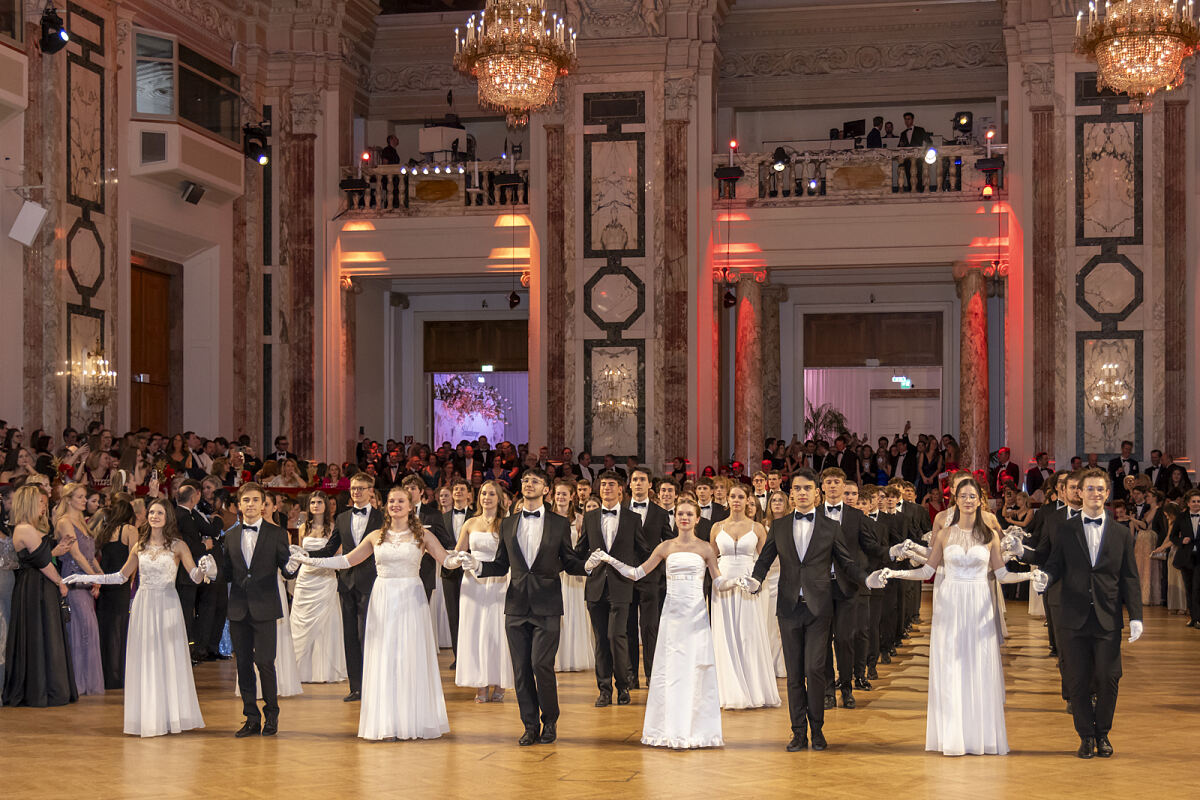 Die Eintänzer eröffnen die Tanzfläche beim Immobilienball 2025